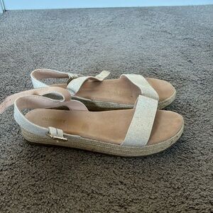 Old navy sandals like new